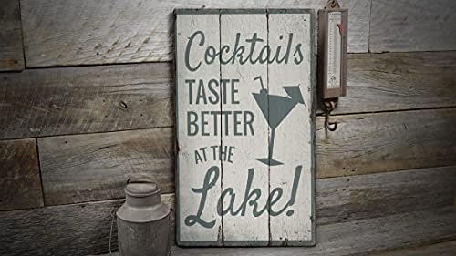 Nisu označeni kokteli s jezerima, znak koktela od drveta, natpis koktela od drvenog jezera, natpis na drvenoj plaži, natpis
